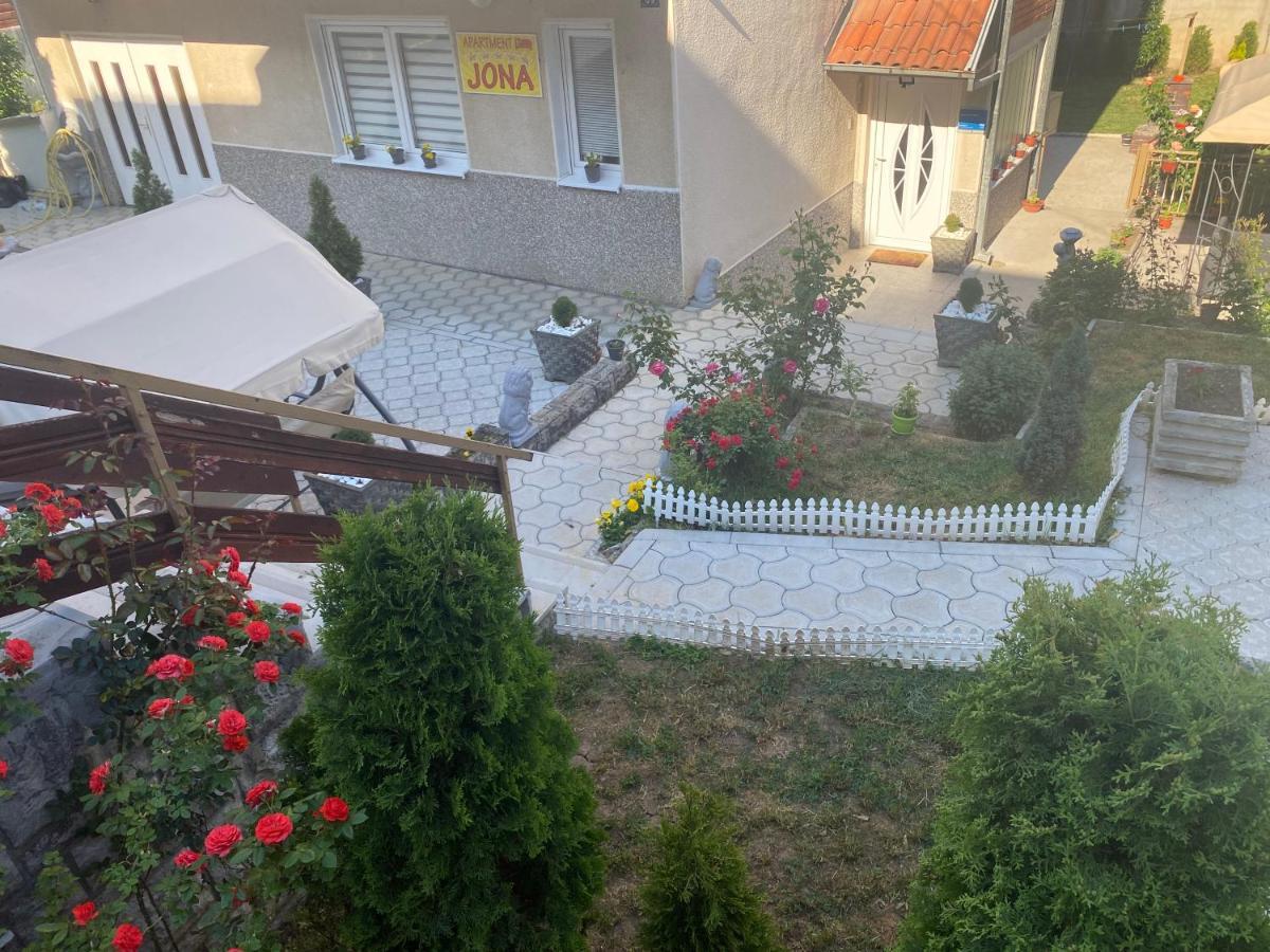 Apartamento de 64 m2, 2 quarto(s) e 1 banheiro(s) em Tutunovic Podrum Nis Exterior foto