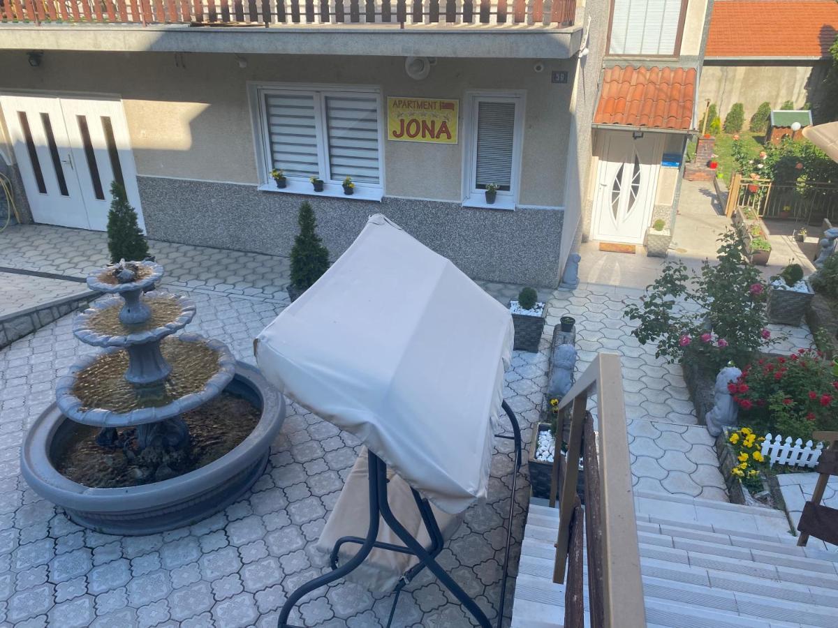Apartamento de 64 m2, 2 quarto(s) e 1 banheiro(s) em Tutunovic Podrum Nis Exterior foto