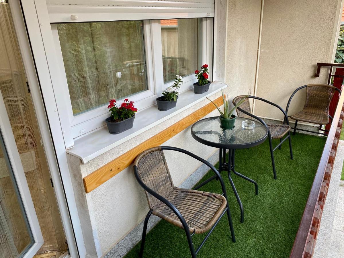 Apartamento de 64 m2, 2 quarto(s) e 1 banheiro(s) em Tutunovic Podrum Nis Exterior foto