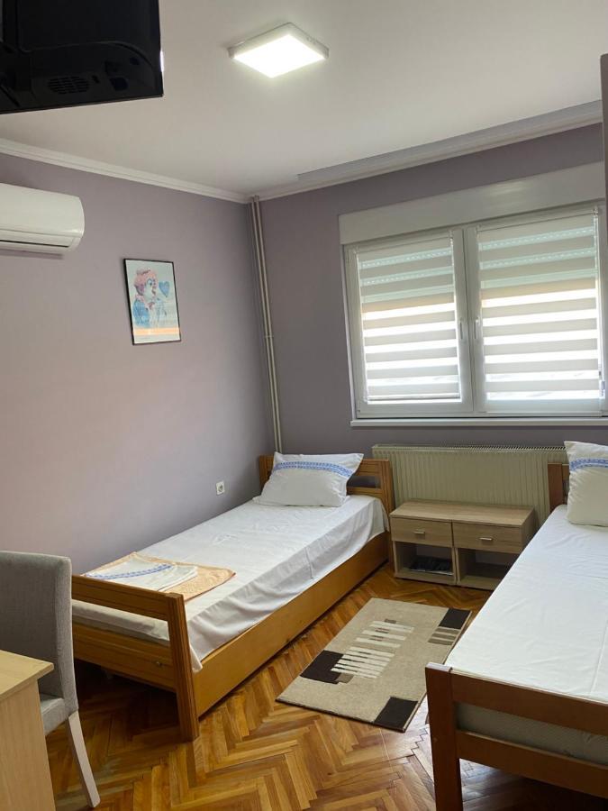 Apartamento de 64 m2, 2 quarto(s) e 1 banheiro(s) em Tutunovic Podrum Nis Exterior foto
