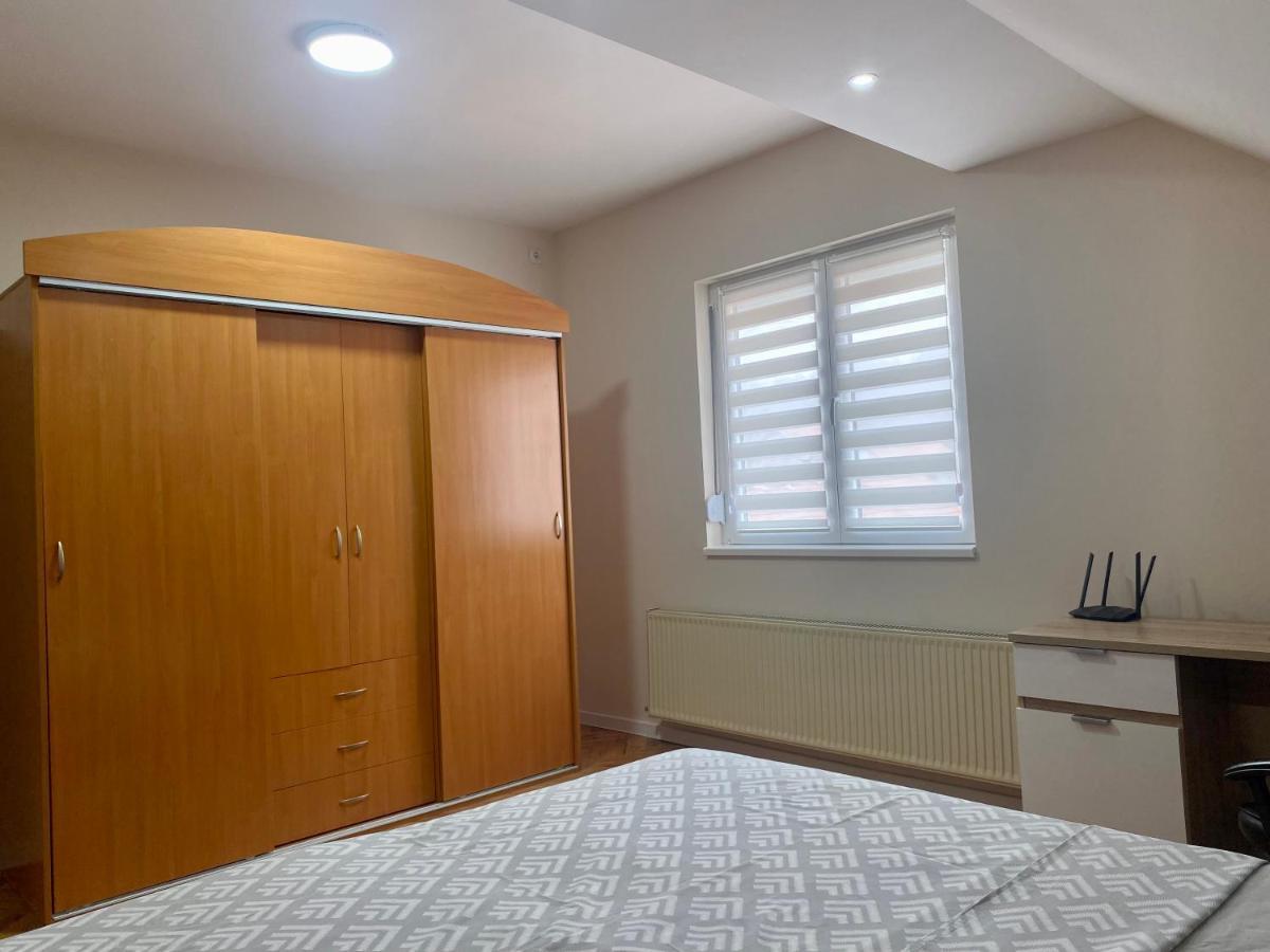 Apartamento de 64 m2, 2 quarto(s) e 1 banheiro(s) em Tutunovic Podrum Nis Exterior foto