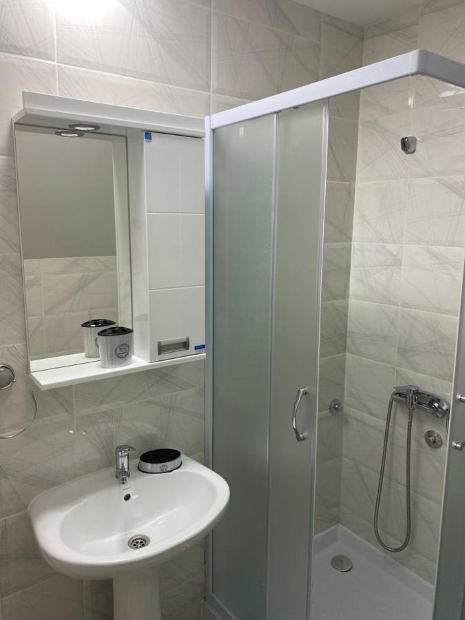 Apartamento de 64 m2, 2 quarto(s) e 1 banheiro(s) em Tutunovic Podrum Nis Exterior foto