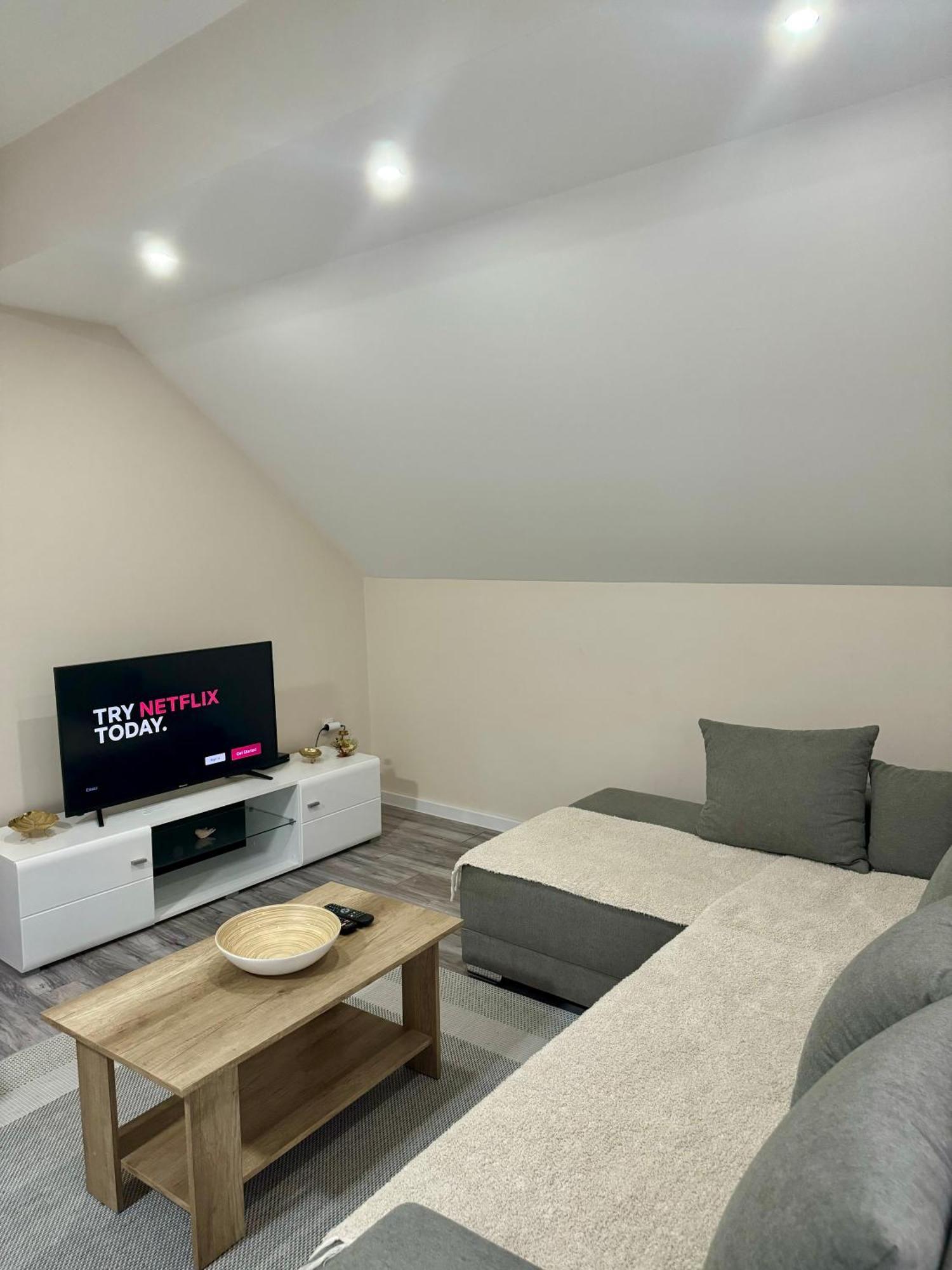 Apartamento de 64 m2, 2 quarto(s) e 1 banheiro(s) em Tutunovic Podrum Nis Exterior foto