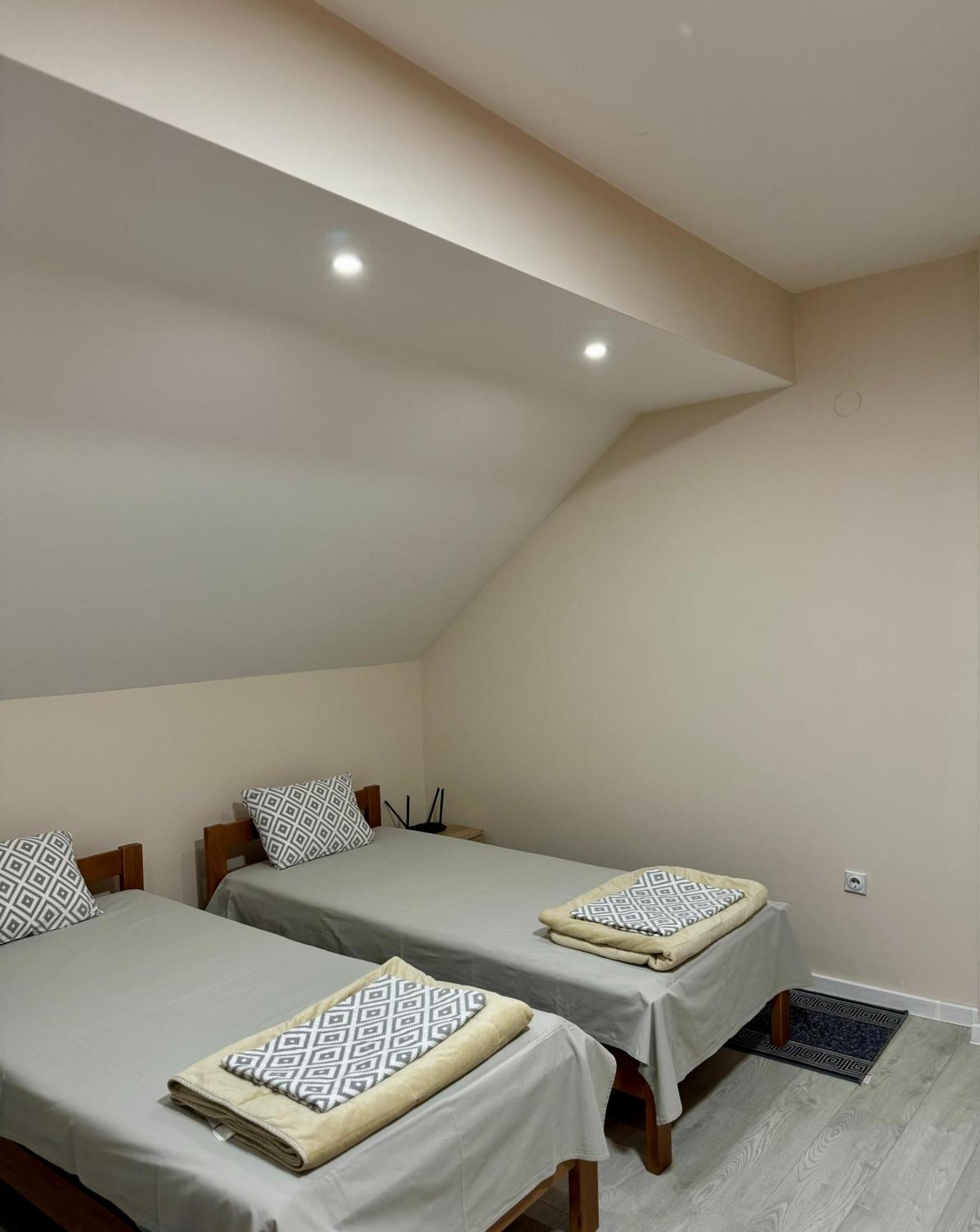 Apartamento de 64 m2, 2 quarto(s) e 1 banheiro(s) em Tutunovic Podrum Nis Exterior foto